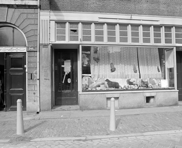 883721 Gezicht op de winkelpuien van het pand Oudegracht 243 te Utrecht. De foto is gemaakt naar aanleiding van schade ...